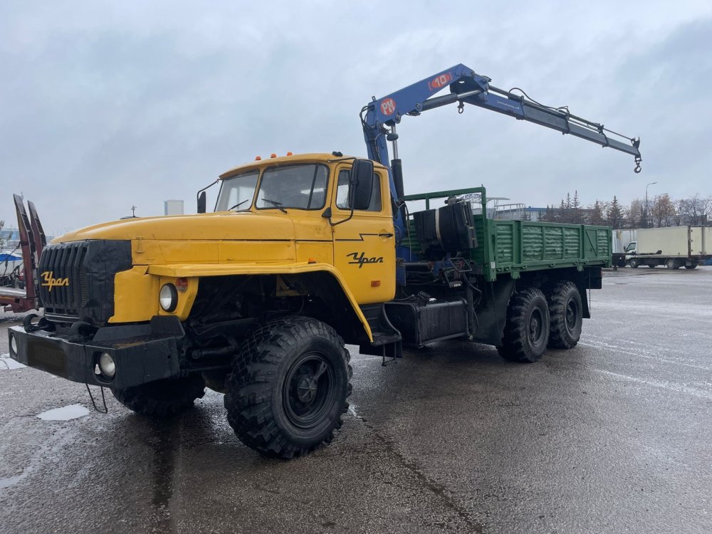 Урал 4320 бортовой манипулятор